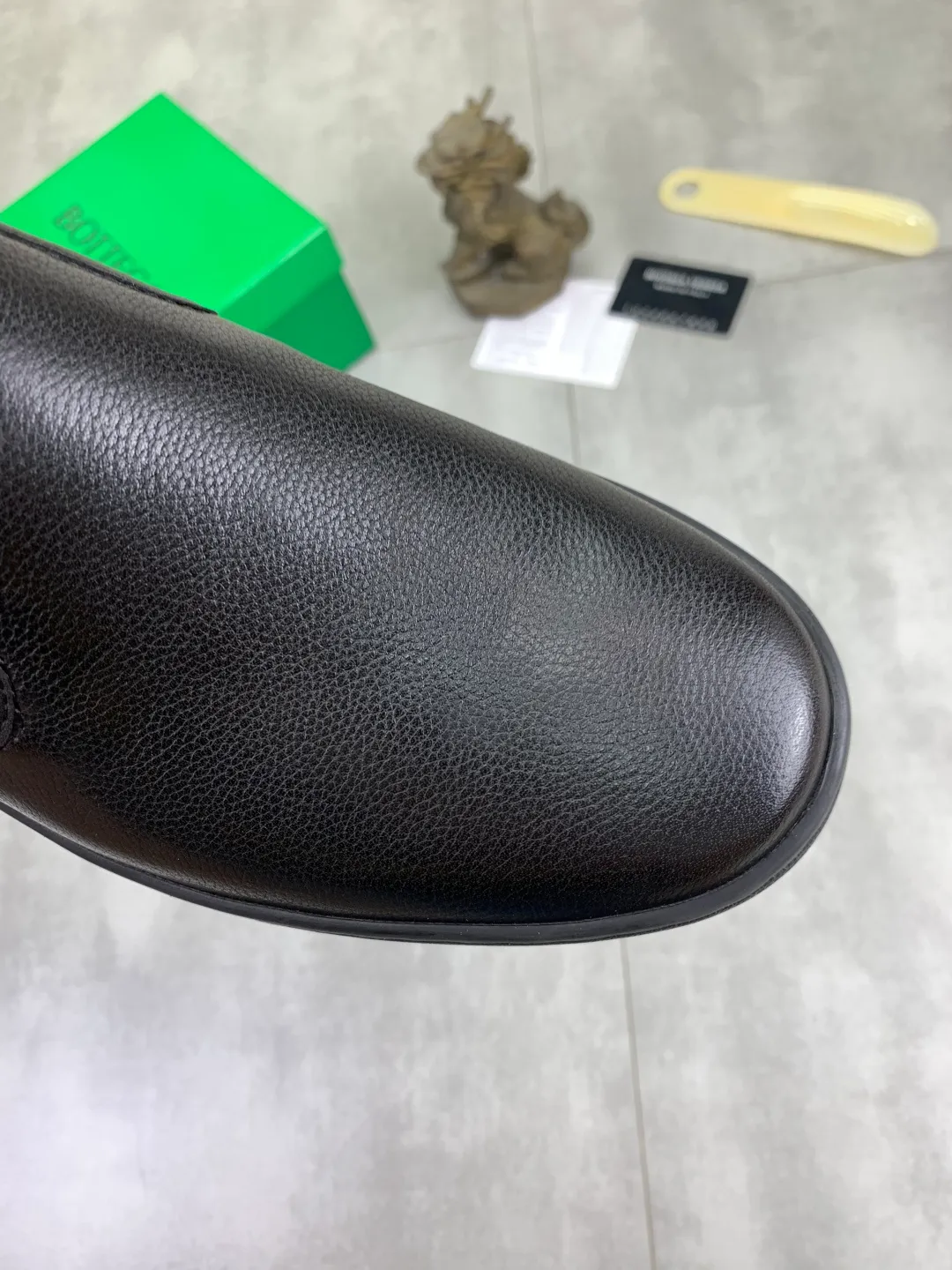 Men's shoes 💰P520 [New model] Water-dyed cow leather 💰High-quality business casual shoes 💎💎💎 BOTTEGA VENETA official website synchronizes the latest top version of BV in the market, accepts material comparison, shoe type comparison, process comparison, practical and textured, versatile and suitable for any occasion, the more you look at it, the more flavorful it becomes. Pure hand-woven craftsmanship - Upper material, hand-woven calfskin imported from Italy 🇮🇹 - High-quality water-dyed cowhide lining - Original private model customized outsole -Size: 39-45 Color: black or brown optional